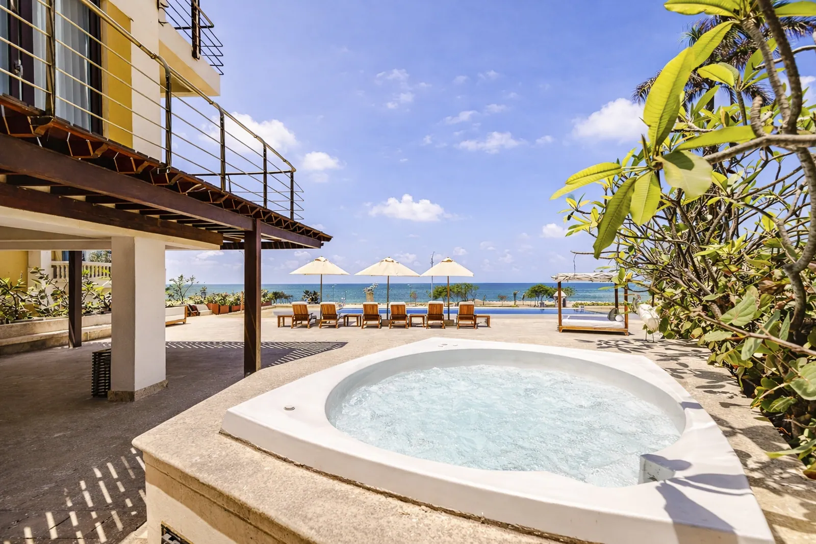 Outdoor jacuzzi at Casa del Boquetillo