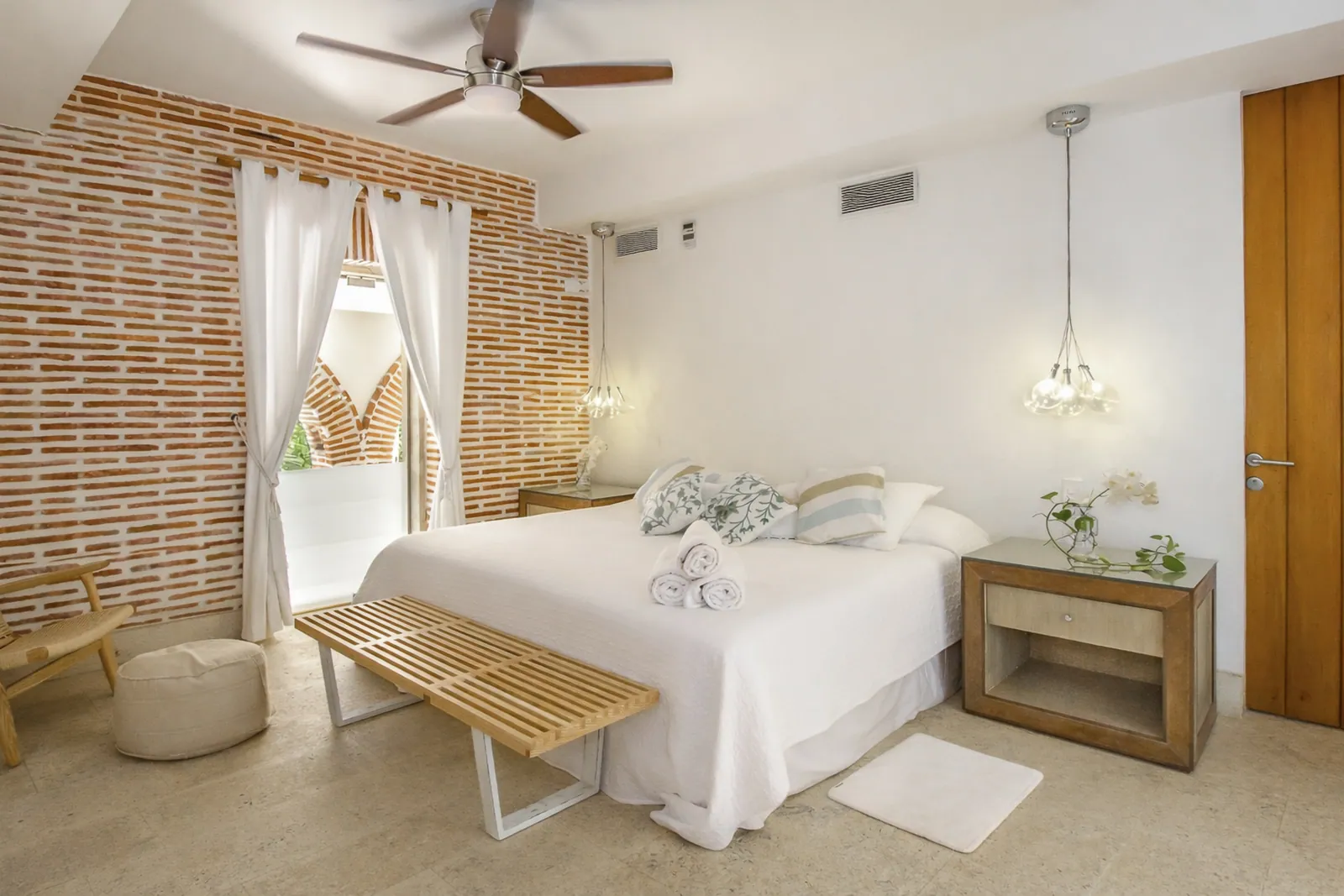 Master suite with king-size bed and tall windows, Casa del Boquetillo