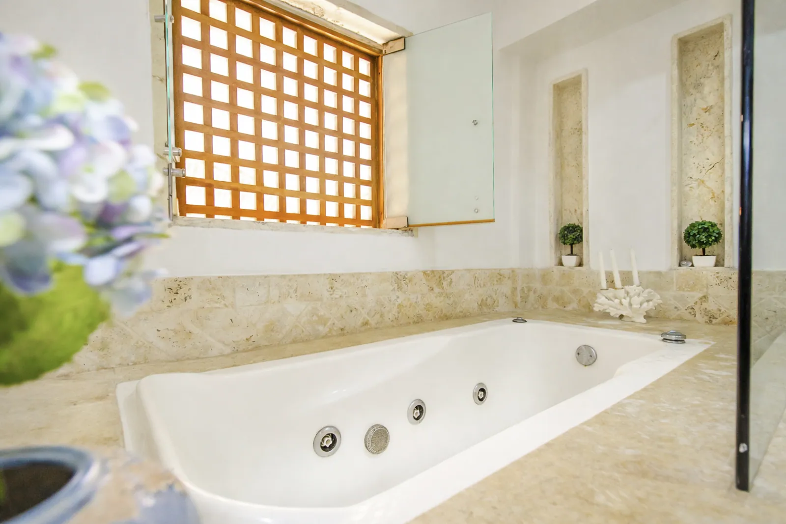 Whirlpool bathtub in the master suite, Casa del Boquetillo