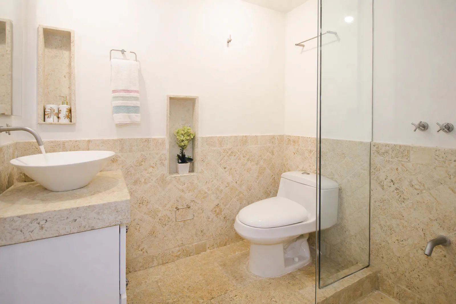 En-suite bathroom with glass shower, Casa del Boquetillo apartment