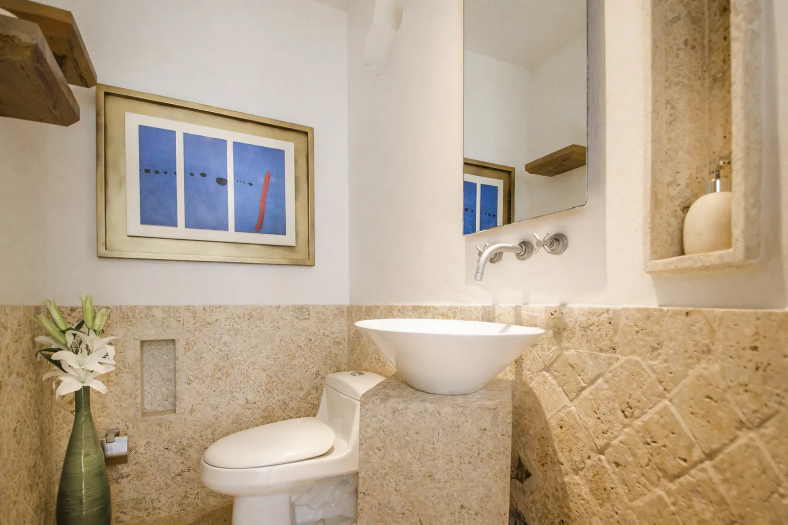 Guest bathroom in natural stone, Casa del Boquetillo