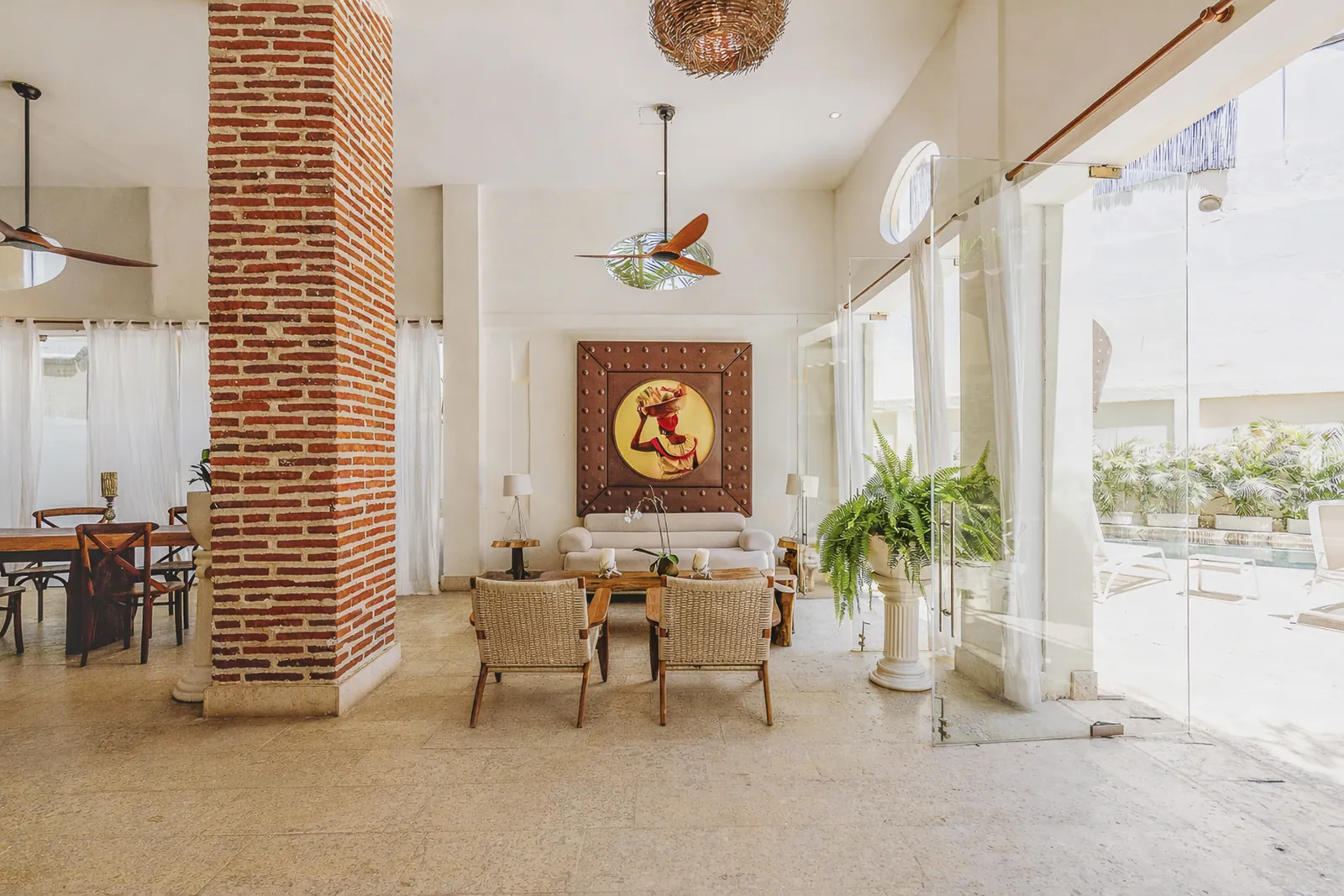Living space with brick columns and abundant natural light, Casa del Boquetillo