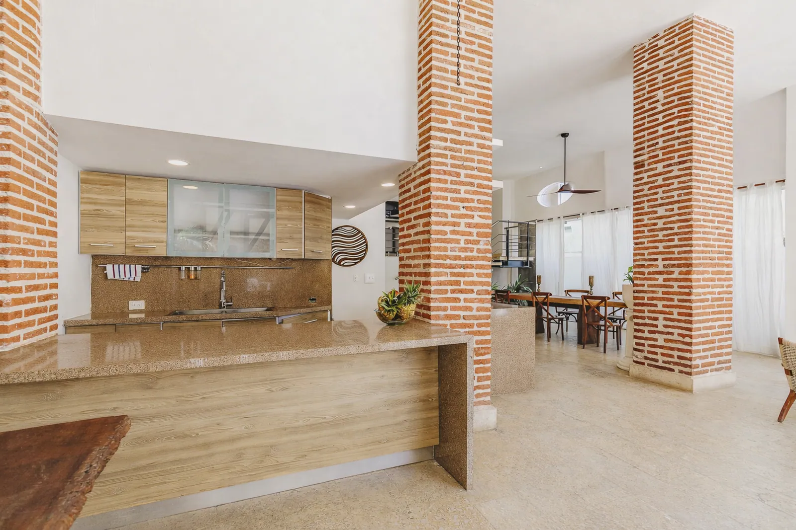 Marble kitchen counter opening onto the dining area