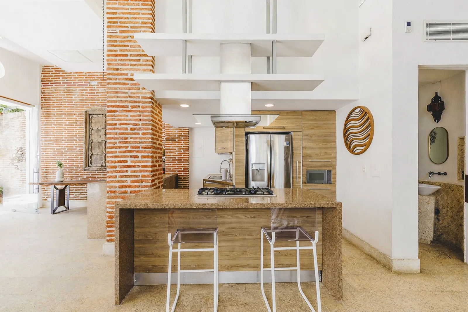 High-end kitchen with central island, Casa del Boquetillo