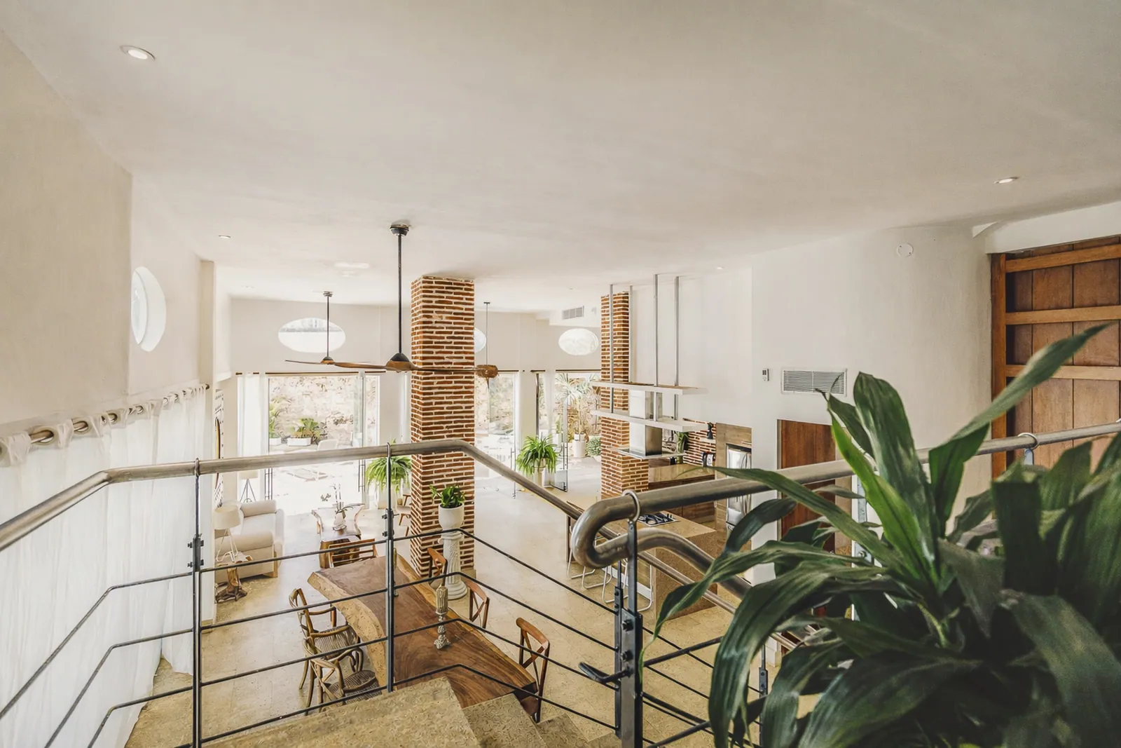 Mezzanine overlooking the double-height living room, Casa del Boquetillo