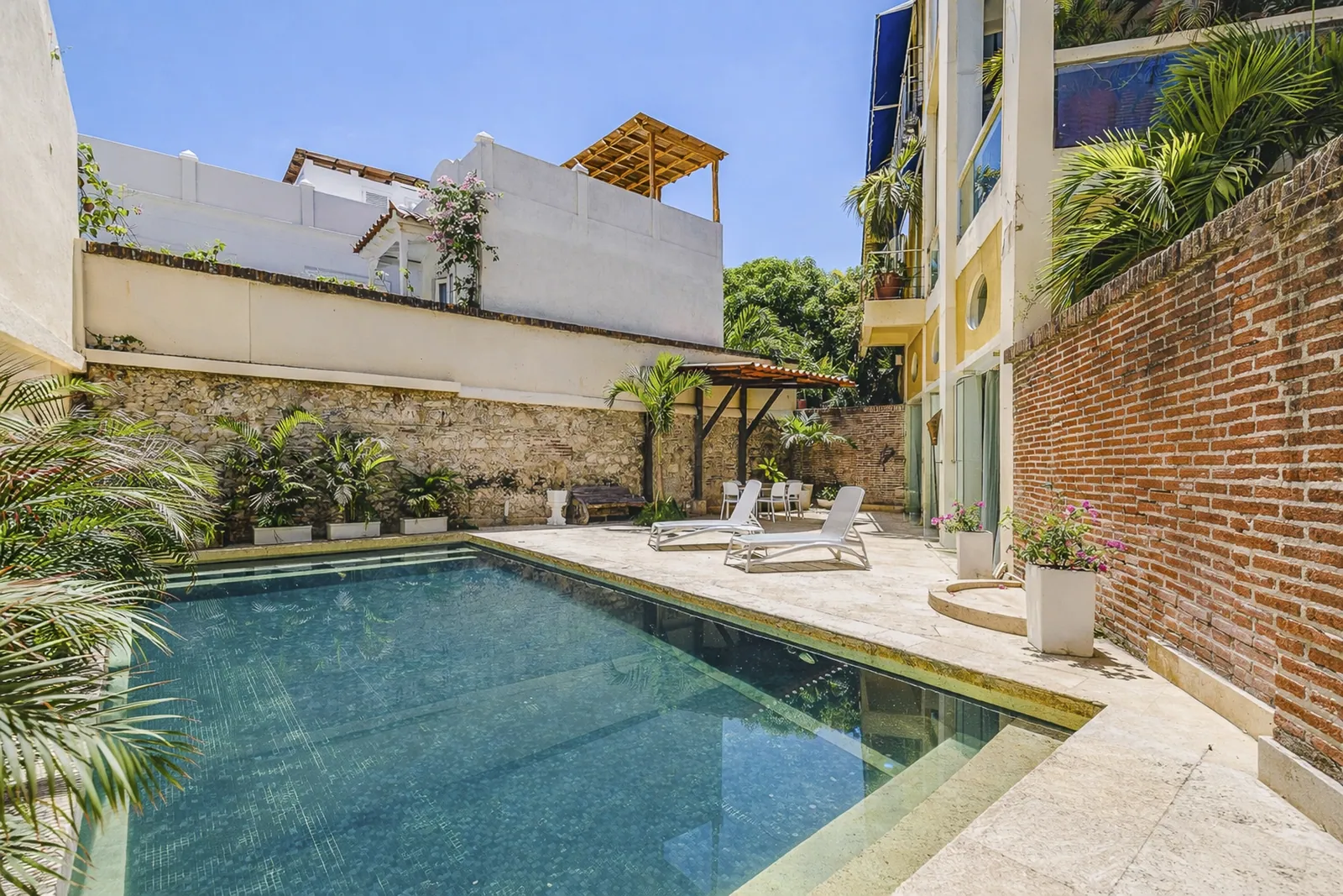 Private terrace with sun loungers beside the pool, Casa del Boquetillo