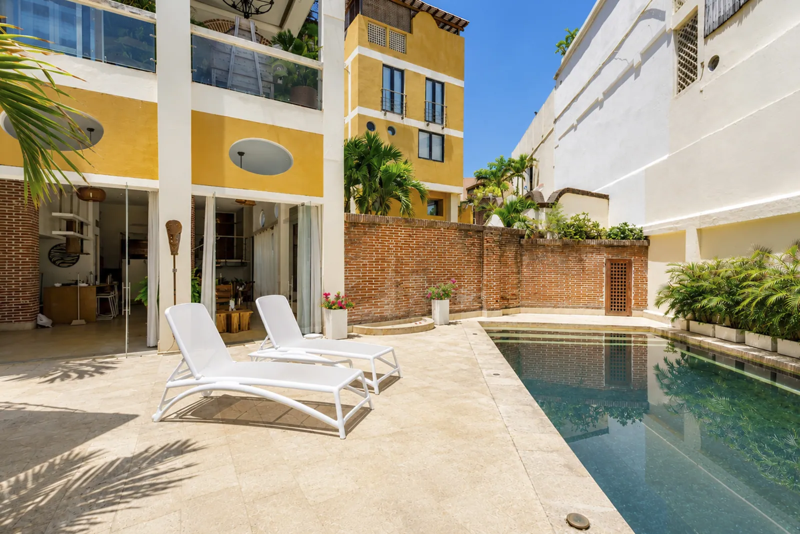 Private pool and colonial façade of the apartment, Casa del Boquetillo